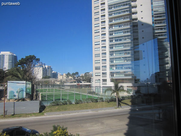 Vista hacia el lateral del edificio desde la ventana de la suite principal.