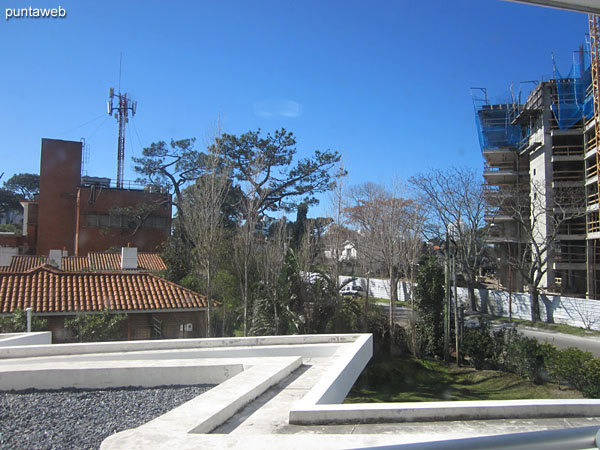 Vista hacia el contrafrente desde la ventana de la tercera suite.