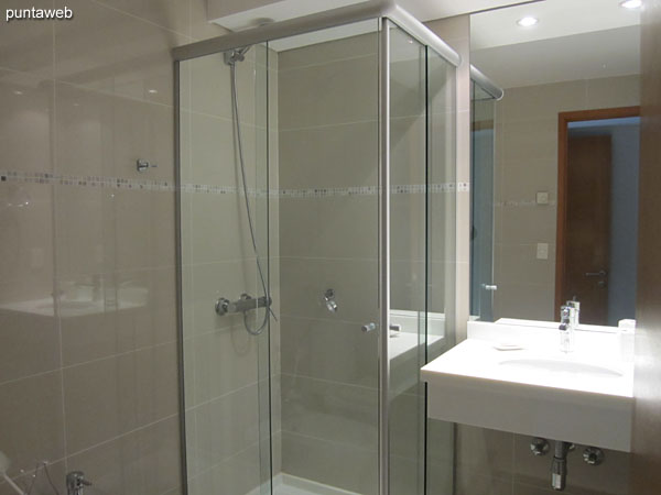 Bathroom of the third suite. Equipped with shower and bath screen.