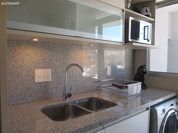 General view of the kitchen. Exterior, with balcony access to rear terrace.<br><br>Countertop to both sides, double bacha in stainless steel, shelves and furniture on and under allowance.
