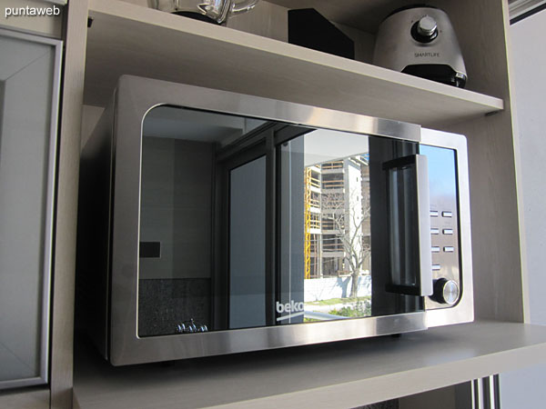 Microwave oven.