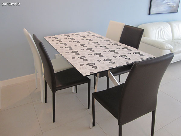 Detalle de mesa de comedor. Cuenta con seis sillas.