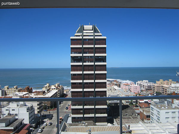 Vista desde el balcn terraza del apartamento hacia la costa atlntica en direccin sur.