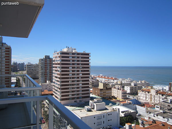 Vista desde el balcón terraza del apartamento hacia la costa atlántica en dirección este y a lo largo de la Av. Gorlero.