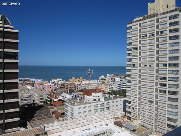 Vista desde el balcón terraza del apartamento hacia la costa atlántica en dirección este y a lo largo de la Av. Gorlero.