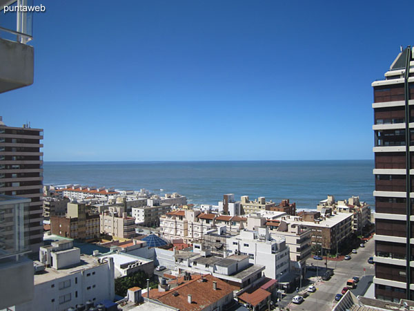 Vista desde el balcón terraza del apartamento hacia la costa atlántica en dirección suroeste y a lo largo de la Av. Gorlero.