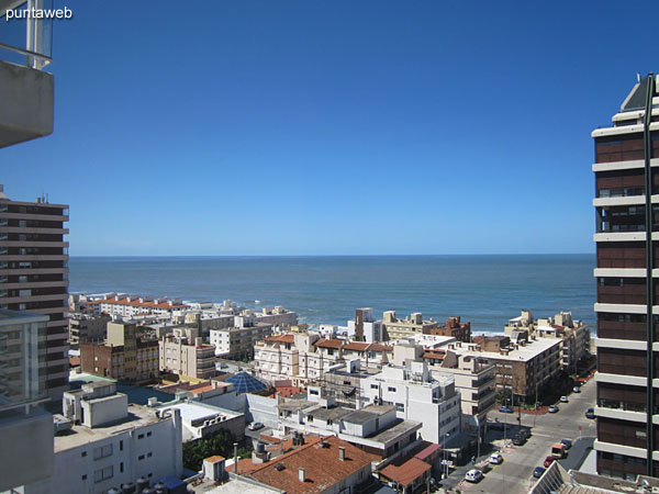 Vista desde el balcn terraza del apartamento hacia la costa atlntica en direccin suroeste y a lo largo de la Av. Gorlero.