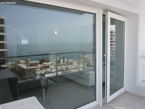 Acceso al balcn terraza desde el living comedor.
