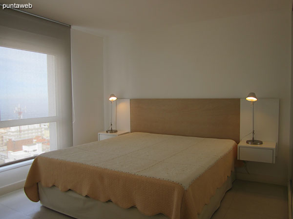 Suite. Situada hacia el lateral sur del edificio. Cuenta con cama matrimonial, aire acondicionado y amplios placares con puertas espejadas.