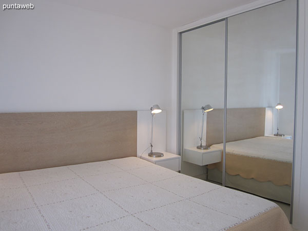 Suite. Situada hacia el lateral sur del edificio. Cuenta con cama matrimonial, aire acondicionado y amplios placares con puertas espejadas.