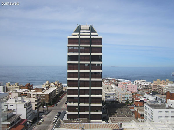 Vista hacia el lateral sur desde la ventana del bao de la suite.