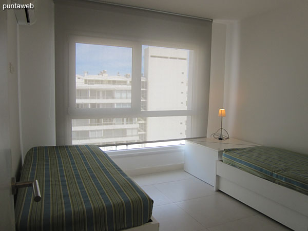 Segundo dormitorio. Situado hacia el lateral este, fachada del contrafrente del edificio. Equipado con dos camas individuales, una de ellas con cama marinera. Cuenta con aire acondicionado.