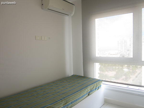 El segundo dormitorio cuenta con aire acondicionado.