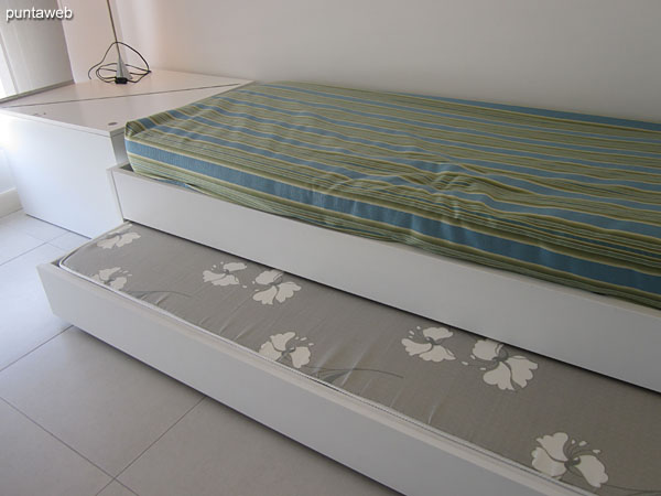 Una de las camas individuales del segundo dormitorio cuenta con cama marinera.