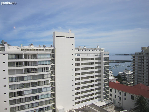 Vista hacia el contrafrente del edificio desde el segundo dormitorio. Se aprecia parte del puerto de Punta del Este.