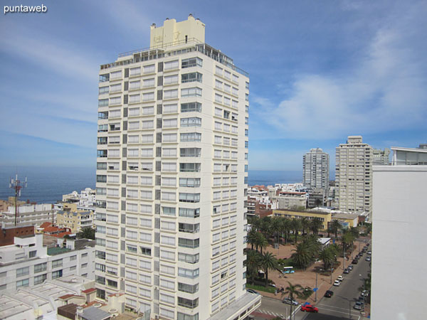 Vista hacia el contrafrente del edificio desde el segundo dormitorio. Se aprecia la Av. Gorlero y parte de la plaza donde se encuentra la Feria Artesanal.
