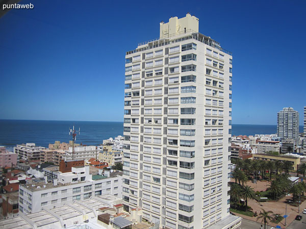 Vista hacia el contrafrente del edificio desde el segundo dormitorio. Se aprecia la Av. Gorlero y parte de la plaza donde se encuentra la Feria Artesanal.