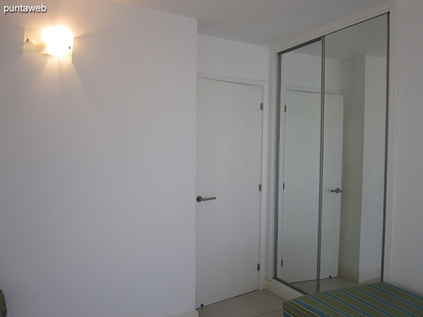 El segundo dormitorio cuenta con placard con puertas espejadas.
