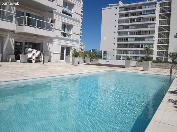 Pileta al aire libre situada a nivel de segundo piso. Cuenta con espacio tipo solarium con reposeras y sombrillas.