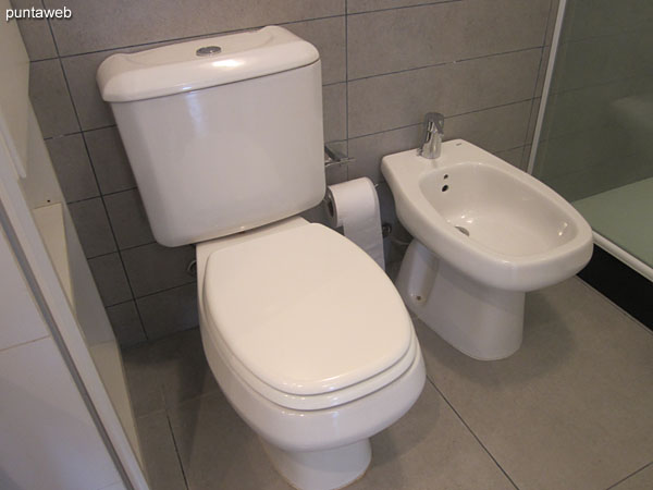 Detalle de artefactos sanitarios en el segundo bao.