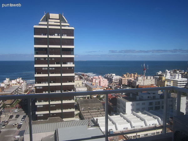 Vista hacia la costa atlntica desde el balcn terraza del apartamento.