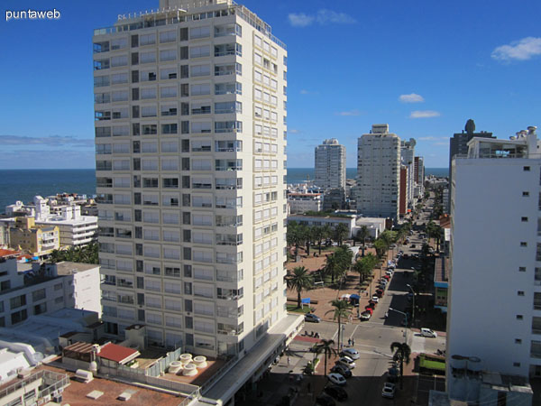 Vista a lo largo de la Av. Gorlero en dirección sureste desde el balcón terraza del apartamento.