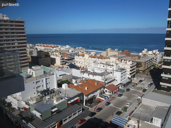 Vista hacia la costa atlntica desde el balcn terraza del apartamento.