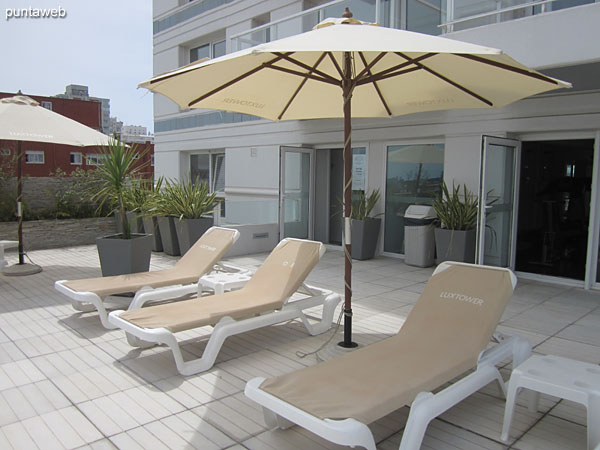 Sombrillas y reposeras en el sector de la pileta al aire libre situado en terraza del segundo piso.