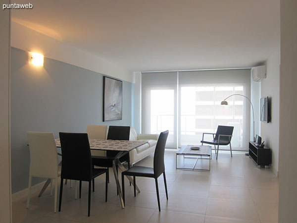 Ambiente general de living comedor desde el acceso al apartamento.