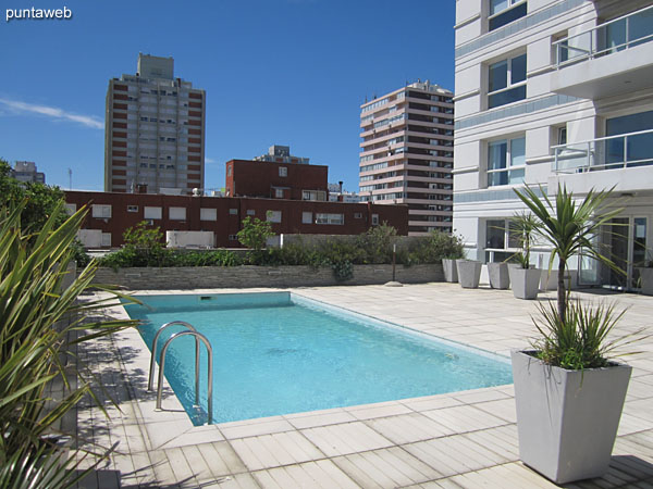 Vista hacia la baha de Punta del Este desde la terraza de la pileta al aire libre.