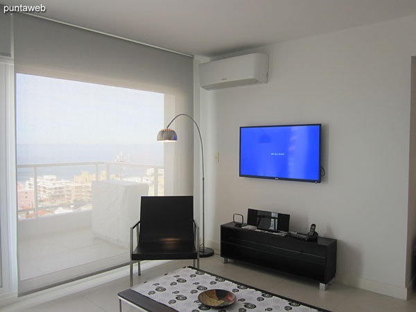 Espacio de estar situado hacia el lateral sur del edificio.<br><br>Cuenta con TV con cable, aire acondicionado, mesa rectangular baja, silla y sof de dos cuerpos.
