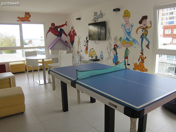 Espacio para niños en segundo piso del edificio. Cuenta con mesa de ping pong, TV con cable y mesa para juegos de cartas.