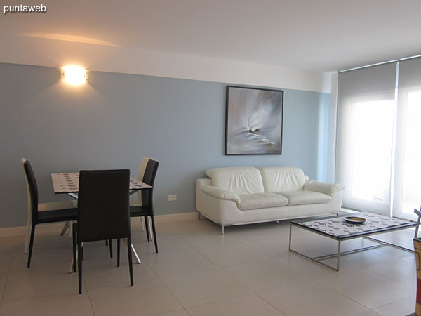 Espacio de estar situado hacia el lateral sur del edificio.<br><br>Cuenta con TV con cable, aire acondicionado, mesa rectangular baja, silla y sof de dos cuerpos.