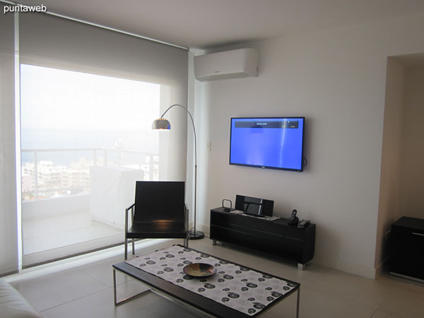 Espacio de estar situado hacia el lateral sur del edificio.<br><br>Cuenta con TV con cable, aire acondicionado, mesa rectangular baja, silla y sof de dos cuerpos.