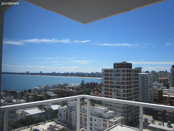 Vista desde el balcón terraza del apartamento hacia la bahía de Punta del Este en dirección al noreste.
