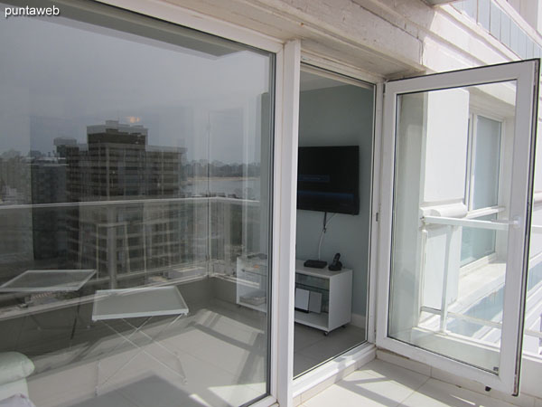 Detalle de acceso al balcón terraza del apartamento desde el ambiente de living  comedor.