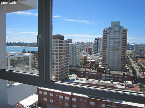 Vista a lo largo de la Av. Gorlero desde la ventana del segundo dormitorio.
