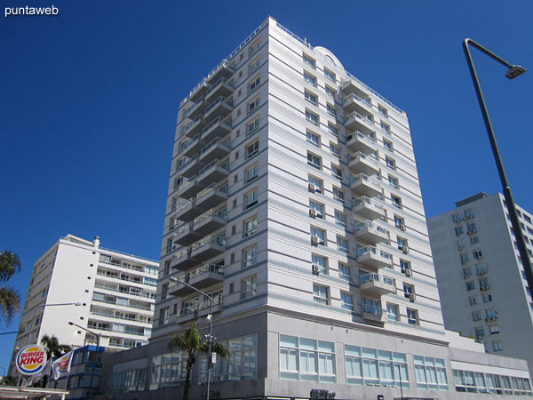 Fachada de Lux Tower desde la Av. Gorlero.