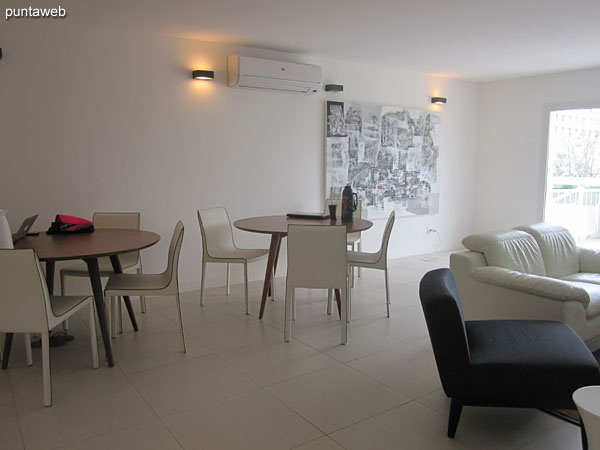 Living space for common use on the second floor of the building. It has tables for games of cards, armchairs and TV with cable.