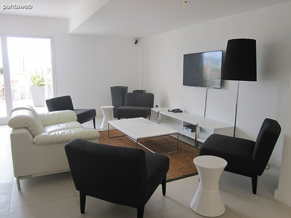 Living space for common use on the second floor of the building. It has tables for games of cards, armchairs and TV with cable.