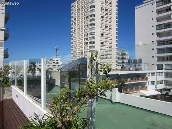 Terraza hacia el contrafrente del edificio. Se prevn barbacoas de uso comn.