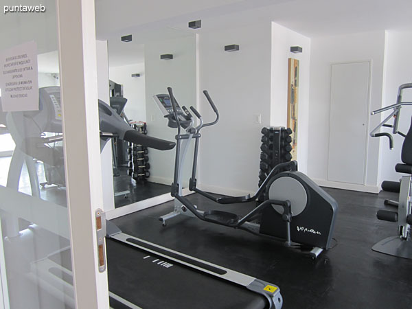 Gym in the amenities sector on the second floor. Equipped with ribbons, fixed bikes and weight machines.