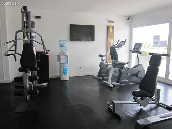 Gym in the amenities sector on the second floor. Equipped with ribbons, fixed bikes and weight machines.
