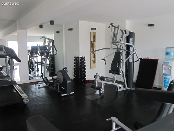 Gym in the amenities sector on the second floor. Equipped with ribbons, fixed bikes and weight machines.