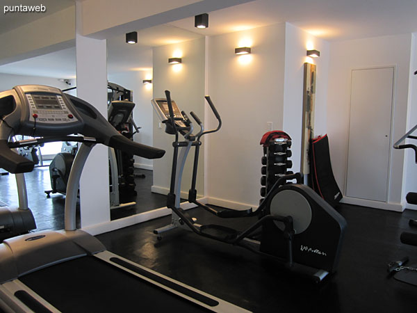 Gym in the amenities sector on the second floor. Equipped with ribbons, fixed bikes and weight machines.