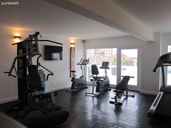 Gym in the amenities sector on the second floor. Equipped with ribbons, fixed bikes and weight machines.