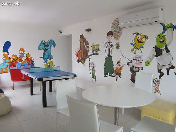 Space for children on the second floor of the building. It has a ping pong table, cable TV and table for card games.