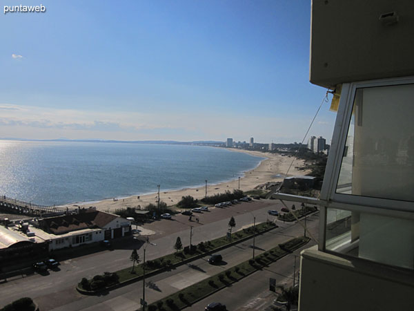 Vista hacia la bahía de Punta del Este a lo largo de la playa Mansa desde la ventana del living comedor.