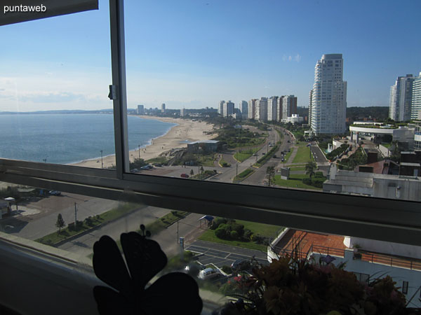 Vista hacia la bahía de Punta del Este a lo largo de la playa Mansa desde el balcón cerrado.