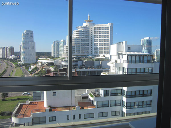 Vista hacia el entorno de edificios sobre el lateral norte desde el balcón cerrado.